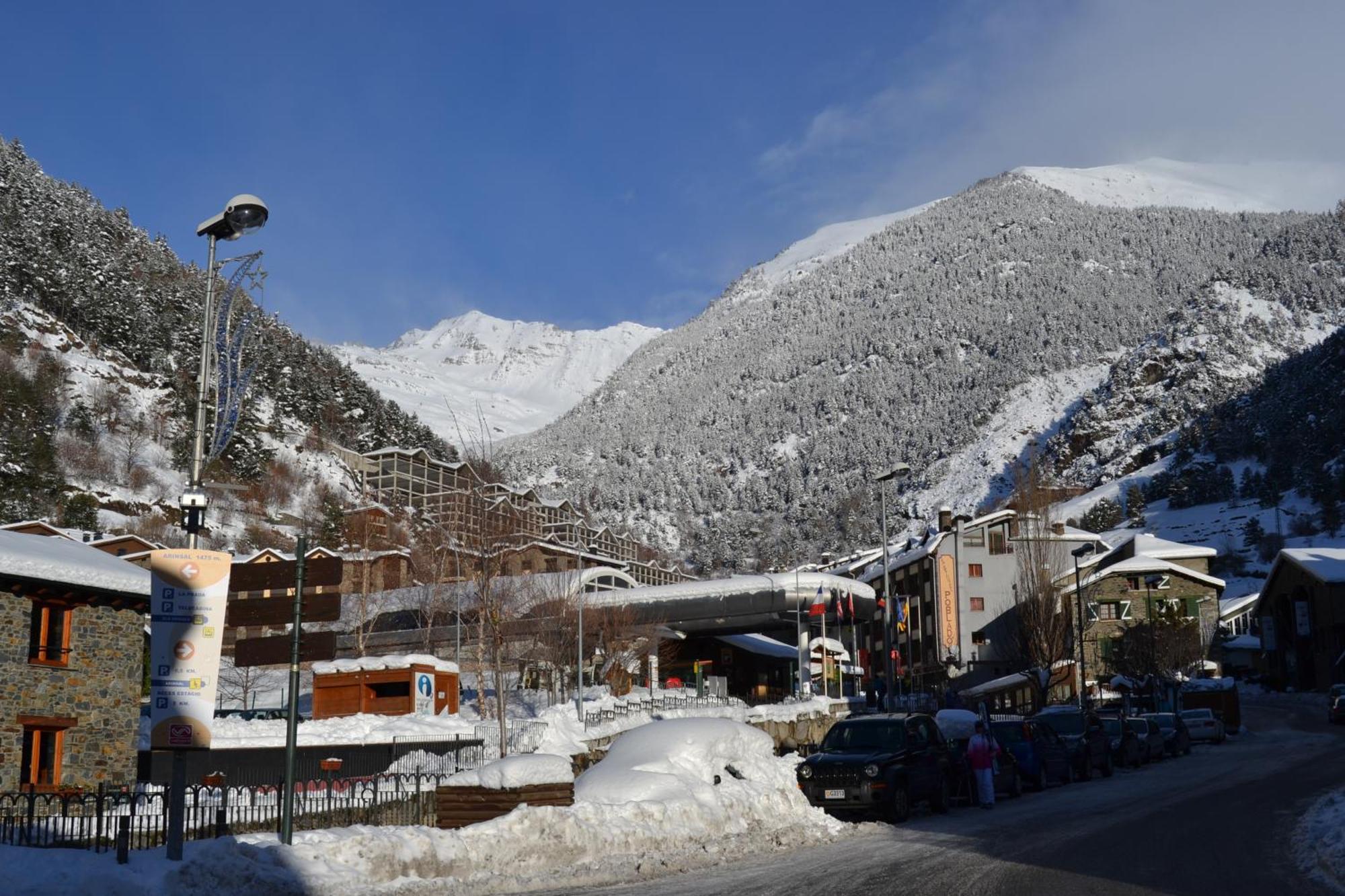 Apartamentos Turisticos Poblado Arinsal Eksteriør bilde